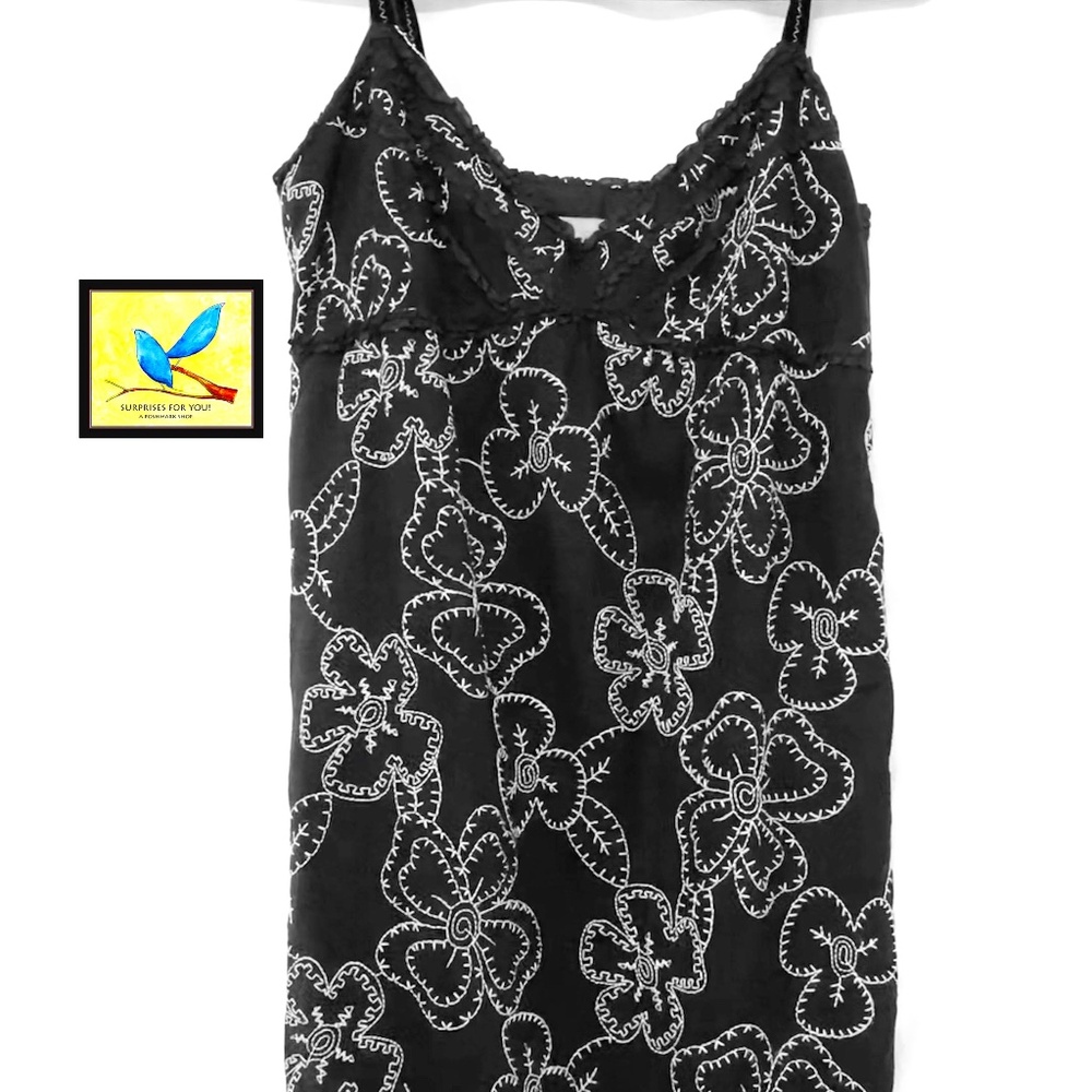super cute easy to wear dress w embroidered floral pattern black & white size 6